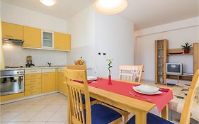 Cozy Apartment In Porec With Wifi